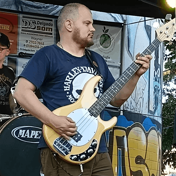Tibério em ação no Rock na Praça
